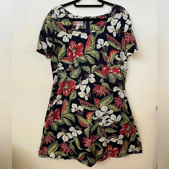 Hilo Hattie Made in Hawaii Floral Size L Black and Red Travel Vacation Beach - Picture 1 of 7